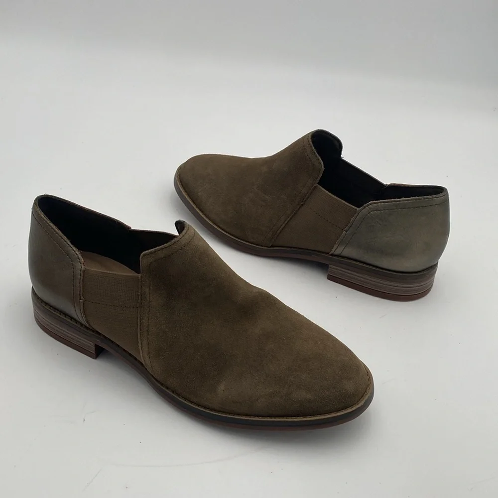 Clarks ankle booties women 9 olive green Suede Loafers slip on casual office Y2K